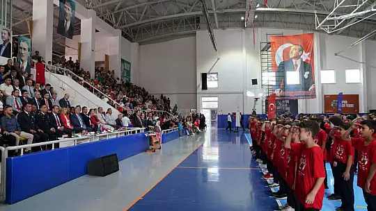 100 Metre Uzunluğundaki Türk Bayrağı, Seydikemer'in Sokaklarını Süsledi