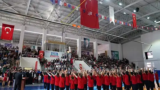 100 Metre Uzunluğundaki Türk Bayrağı, Seydikemer'in Sokaklarını Süsledi