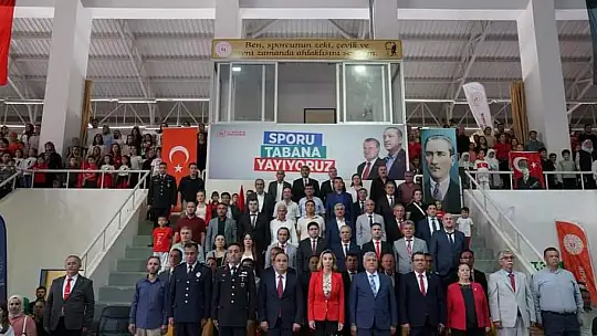 100 Metre Uzunluğundaki Türk Bayrağı, Seydikemer'in Sokaklarını Süsledi