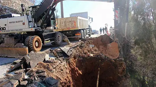 Yağışlar sonrası mahalle yolun bir bölümü çöktü