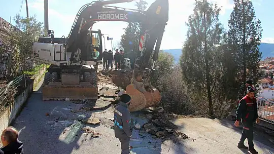 Yağışlar sonrası mahalle yolun bir bölümü çöktü