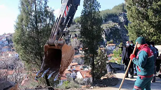 Yağışlar sonrası mahalle yolun bir bölümü çöktü
