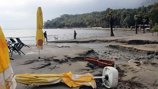 YAĞMUR SONRASI SAHİL SAVAŞ ALANINA DÖNDÜ
