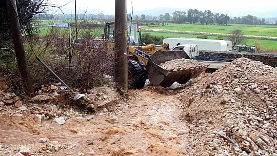 YAĞMUR SONRASI SAHİL SAVAŞ ALANINA DÖNDÜ