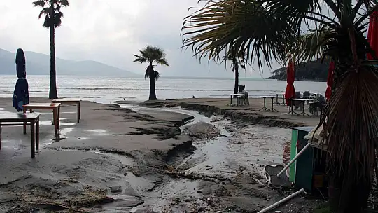 YAĞMUR SONRASI SAHİL SAVAŞ ALANINA DÖNDÜ