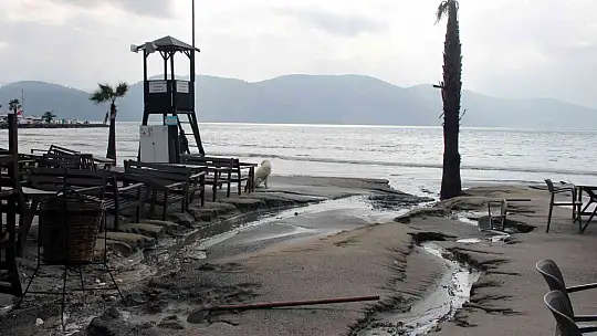 YAĞMUR SONRASI SAHİL SAVAŞ ALANINA DÖNDÜ