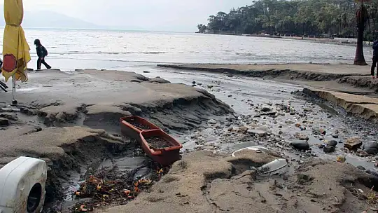 YAĞMUR SONRASI SAHİL SAVAŞ ALANINA DÖNDÜ