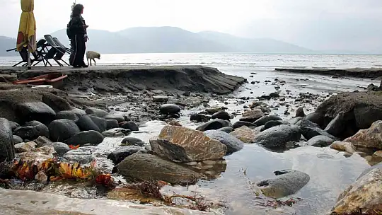 YAĞMUR SONRASI SAHİL SAVAŞ ALANINA DÖNDÜ