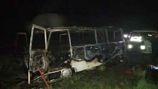 Yanan minibüste alevlerin arasında kalarak can verdi