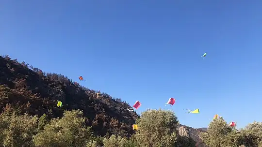 Yangın bölgesindeki çocuklar için şenlik düzenlediler