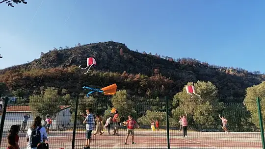 Yangın bölgesindeki çocuklar için şenlik düzenlediler