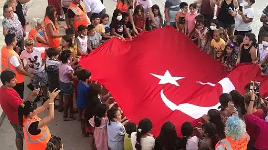 Yangın bölgesindeki çocuklar için şenlik düzenlediler