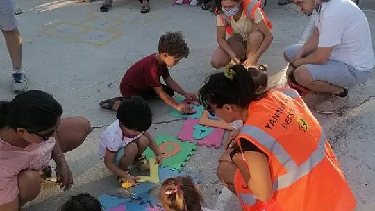 Yangın bölgesindeki çocuklar için şenlik düzenlediler
