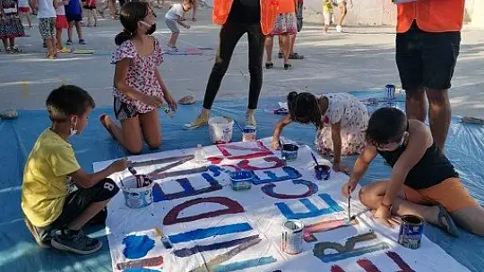 Yangın bölgesindeki çocuklar için şenlik düzenlediler