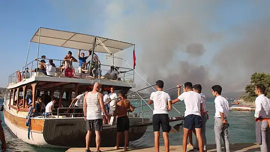 Yangın bölgesindeki oteller tahliye ediliyor