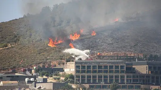 Yangın bölgesindeki oteller tahliye ediliyor