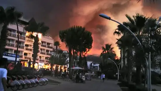 Yangın nedeniyle geceyi plajda geçirecekler