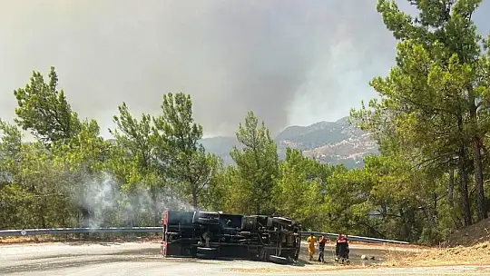 Yangına desteğe giden itfaiye aracı devrildi