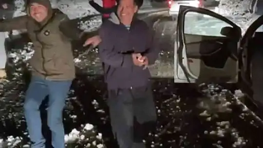 Yangında yüreği yanan köylüler, kar görünce oynadı