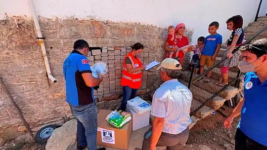 Yangından etkilenen Bodrum halkına acil ihtiyaç paketleri teslim edildi