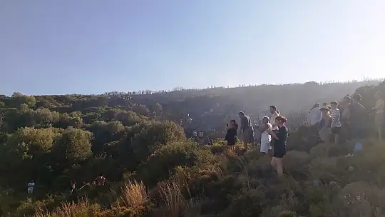 Yangını duyan koştu, metrelerce uzunluğunda insan zinciri oluştu