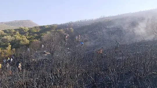 Yangını duyan koştu, metrelerce uzunluğunda insan zinciri oluştu