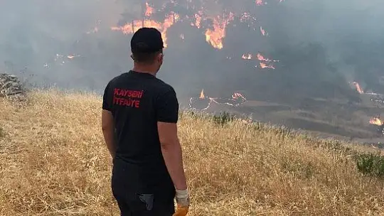 Yaralanan itfaiye eri kendini tedavi ettikten sonra alevlere müdahaleye devam etti
