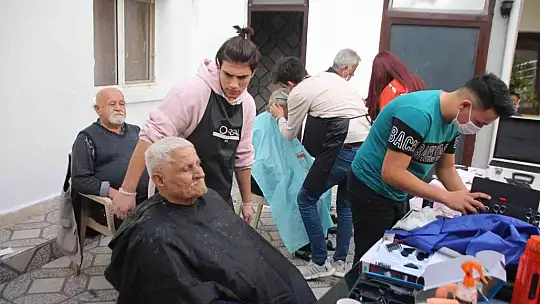 Yardıma muhtaç vatandaşların kişisel bakımını öğrenciler yaptı