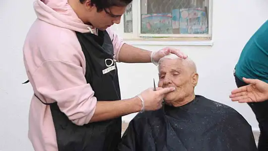 Yardıma muhtaç vatandaşların kişisel bakımını öğrenciler yaptı