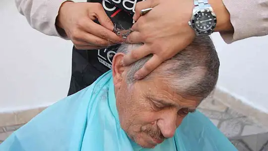 Yardıma muhtaç vatandaşların kişisel bakımını öğrenciler yaptı