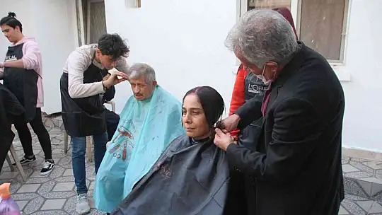 Yardıma muhtaç vatandaşların kişisel bakımını öğrenciler yaptı
