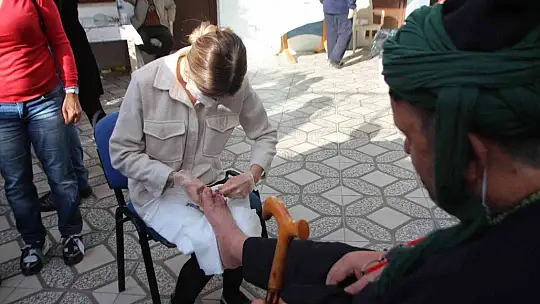 Yardıma muhtaç vatandaşların kişisel bakımını öğrenciler yaptı