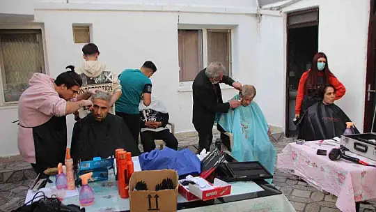 Yardıma muhtaç vatandaşların kişisel bakımını öğrenciler yaptı