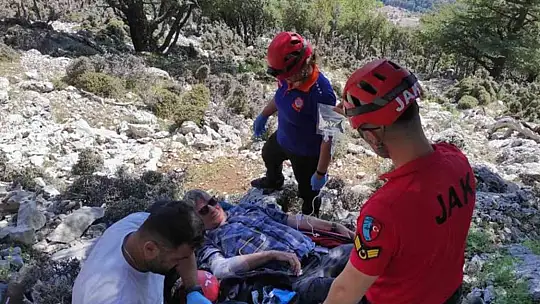 Yedek paraşütü açılan İngiliz turist kayalıklara düştü