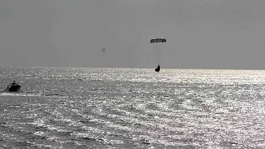 YEDEK PARAŞÜTÜ İLE DENİZE İNDİ