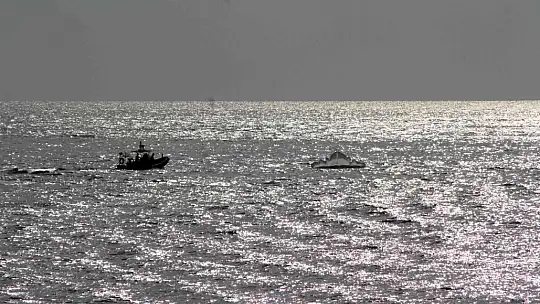 YEDEK PARAŞÜTÜ İLE DENİZE İNDİ