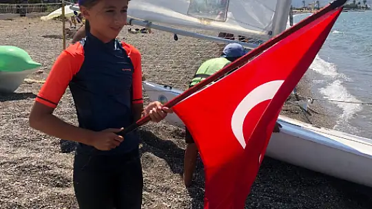 Yelken Kulübü 30 Ağustos'u denizde kutladı