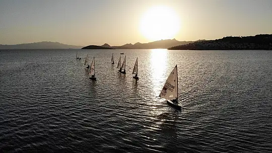Yelkenci gençler aylar sonra yelkenlileriyle buluştu