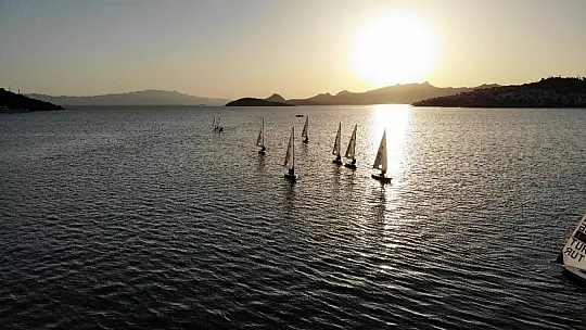 Yelkenci gençler aylar sonra yelkenlileriyle buluştu