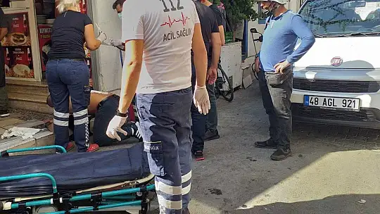 Yemek yerken sırtından bıçaklandı