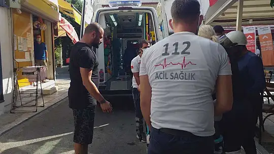 Yemek yerken sırtından bıçaklandı