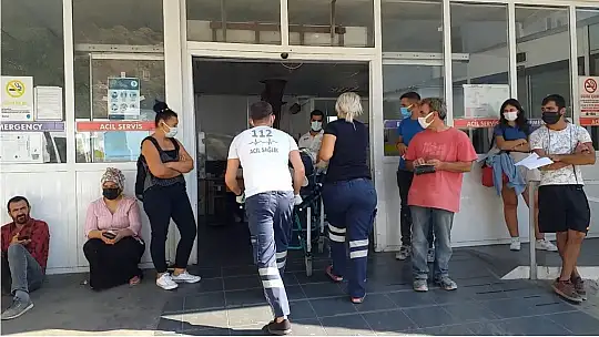 Yemek yerken sırtından bıçaklandı