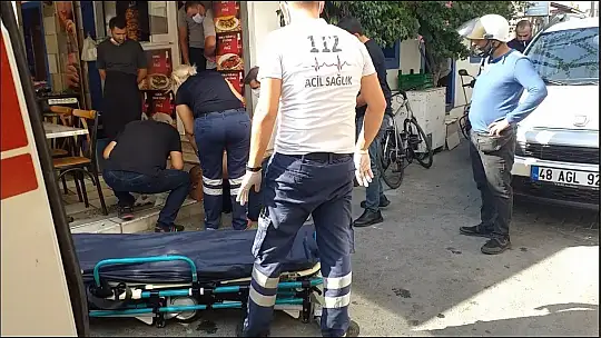 Yemek yerken sırtından bıçaklandı