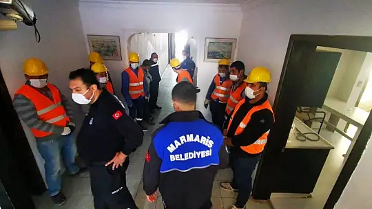 Yıkım kararı çıkan apart otel boşaltılıyor