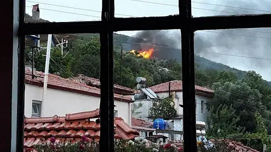 Yıldırım düşen ev küle döndü