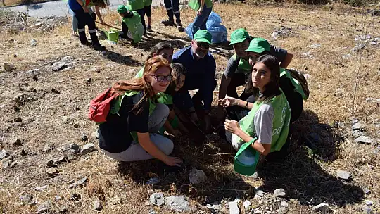 YK ENERJİ, YENİKÖY İLKÖĞRETİM OKULU ÖĞRENCİLERİ İLE ÇÖKERTME'Yİ YEŞİLLENDİRİYOR