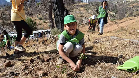YK ENERJİ, YENİKÖY İLKÖĞRETİM OKULU ÖĞRENCİLERİ İLE ÇÖKERTME'Yİ YEŞİLLENDİRİYOR