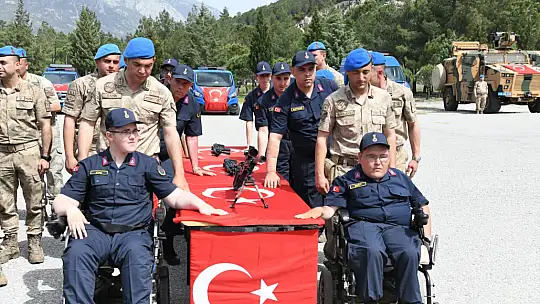 Tavlı, Engel tanımayan dostlarının askerlik heyecanına ortak oldu
