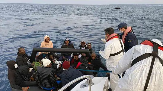 Yunanistan can sallarına bindirip geri gönderiyor