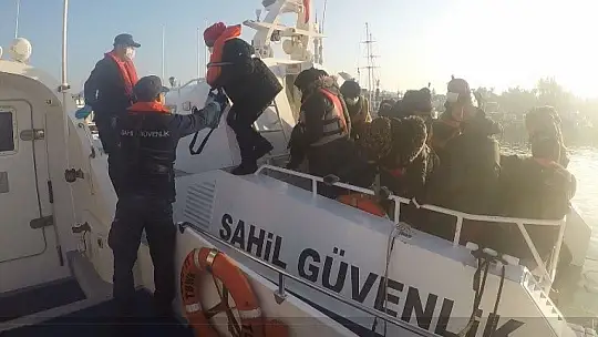 Yunanlıların denize bıraktığı 32 mülteciyi Türk Sahil Güvenliği kurtardı